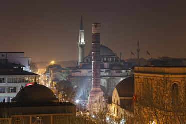 Türkei, Istanbul, Konstantinssäule und Atik Ali Pascha Moschee bei Nacht - SIE005397