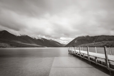 New Zealand, South Island, Tasman, View of Nelson Lakes National Park with Lake Rotoroa, wooden boardwalk - WV000644