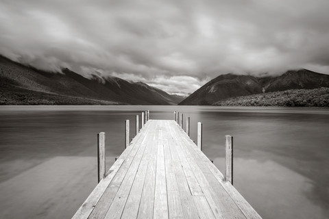 Neuseeland, Südinsel, Tasman, Blick auf Nelson Lakes National Park mit Lake Rotoroa, Holzsteg, lizenzfreies Stockfoto