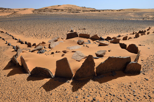 Algerien, Sahara, Nationalpark Tassili N'Ajjer, Region Tadrart, neolithisches Flügelgrab in Oued in Djerane - ES001088