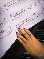 Junge Frau spielt Klavier mit Musiknoten, Teilansicht - LAF000853
