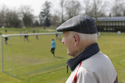 Alter Mann schaut Fußballspiel, lizenzfreies Stockfoto