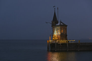 Deutschland, Baden Württemberg, Konstanz, Bodensee, Blick auf den Konstanzer Hafen bei Nacht - LA000869