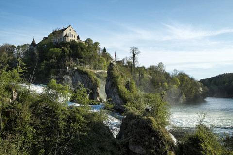 Schweiz, Schaffhausen, Rheinfall mit Schloss Laufen, lizenzfreies Stockfoto
