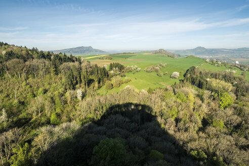 Deutschland, Baden Württemberg, Blick vom Hohenkrähen auf die Hegauer Landschaft, Hohenstoffeln, Mögdeberg und Hohenhewen, von links - ELF000990