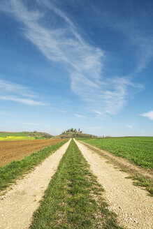 Germany, Baden Wuerttemberg, Hegau landscape, Field path to Maegdeberg - ELF000988