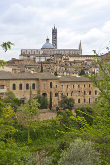 Italien, Toskana, Siena, Blick auf den Dom von Siena - YFF000139