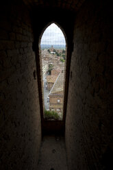 Italien, Toskana, Siena, Torre del Mangia, Blick durch das Fenster auf die Altstadt - YFF000141