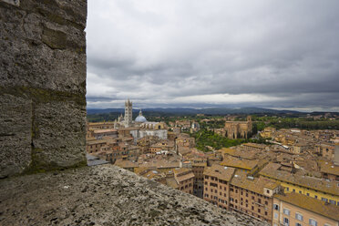 Italien, Toskana, Siena, Blick vom Torre del Mangia auf den Dom von Siena - YFF000143