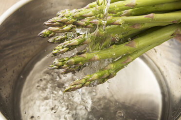 Grüner Spargel wird gewaschen - CSTF000334