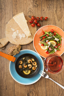 Mediterranes Low-Carb-Gericht mit grünem Spargel und Shrimps - CSTF000339