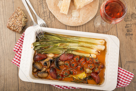 Mediterranes Low-Carb-Gericht mit Chorizo-Wurst und Gemüse, lizenzfreies Stockfoto