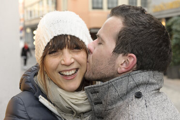 Portrait of young couple in winter - LAF000859
