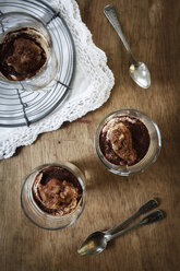 Gläser mit zuckerfreiem Rhabarber-Quark-Dessert mit geriebenem Schwarzbrot, gehobene Ansicht - EVGF000562