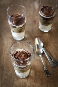 Drei Gläser zuckerfreies Rhabarber-Quark-Dessert mit geriebenem Schwarzbrot, gehobene Ansicht - EVGF000565