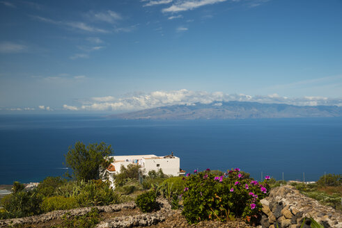 Spanien, Kanarische Inseln, Teneriffa, Chirche, Blick auf La Gomera - WGF000285