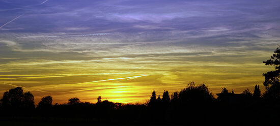 Deutschland, Nordrhein-Westfalen, Minden, Sonnenuntergang - HOHF000795