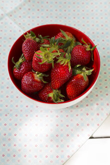 Schale mit Erdbeeren auf Tuch, Ansicht von oben - LVF001249