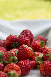 Hölzerne Schale mit Erdbeeren im Garten - LVF001252