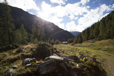 Österreich, Tirol, Kals am Großglockner, Landschaft mit Regenbogen - MKLF000011