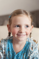 Porträt eines glücklichen kleinen Mädchens - ECF000637