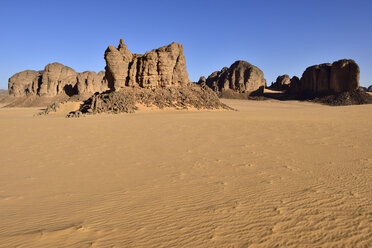 Afrika, Algerien, Sahara, Tassili N'Ajjer National Park, Sanddünen und Felsformationen bei Tikobaouine - ES001114