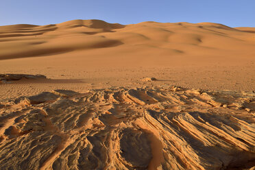 Afrika, Algerien, Sahara, Tassili N'Ajjer National Park, Tadrart, Sanddünen und Sandsteinfelsen am Oued In Djerane - ES001119