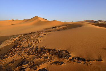 Afrika, Algerien, Sahara, Tassili N'Ajjer National Park, Tadrart, Felsen und Sanddünen am Oued In Djerane - ES001121