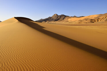 Africa, Algeria, Sahara, Tassili N'Ajjer National Park, Tadrart, Sand dune at the western escarpment of Tadrart plateau - ES001122