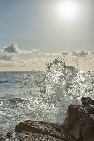 Australien, New South Wales, Tweed Shire, plätschernder Wellenbrecher am felsigen Ufer von Hastings Point im ersten Morgenlicht, lizenzfreies Stockfoto