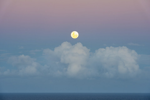 Australien, New South Wales, Byron Bay, Vollmond und Wolken über dem Meer, lizenzfreies Stockfoto