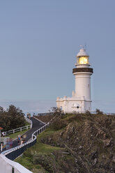 Australien, New South Wales, Byron Bay, Cape Byron Bay Leuchtturm in der Abenddämmerung - SHF001288