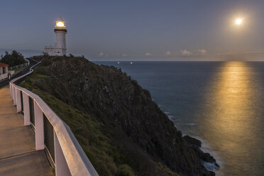 Australien, New South Wales, Byron Bay, Cape Byron Bay Leuchtturm und Vollmond über dem Meer in der Abenddämmerung - SHF001289