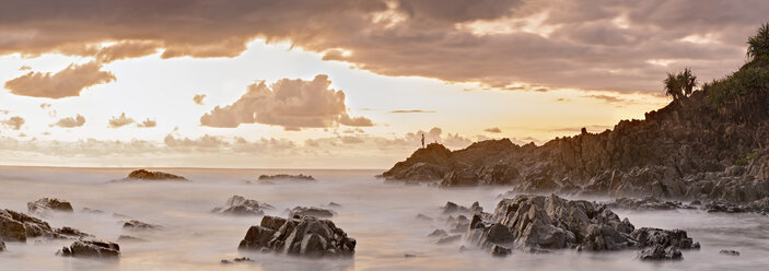 Australien, New South Wales, Tweed Shire, Morgendämmerung an der felsigen Küste von Hastings Point - SHF001316