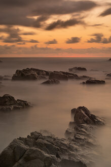 Australien, New South Wales, Tweed Shire, Morgendämmerung an der felsigen Küste von Hastings Point - SHF001317