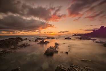 Australien, New South Wales, Tweed Shire, Sonnenaufgang am felsigen Ufer von Hastings Point - SHF001318