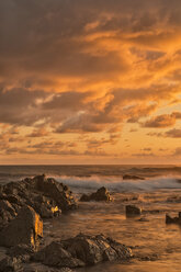 Australien, New South Wales, Tweed Shire, Sonnenaufgang am felsigen Ufer von Hastings Point - SHF001319