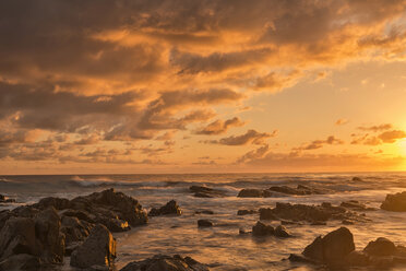 Australien, New South Wales, Tweed Shire, Sonnenaufgang am felsigen Ufer von Hastings Point - SHF001320