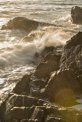 Australia, New South Wales, Tweed Shire, splashing breakwater and rocks at the shore of Hastings Point in the first morning light - SHF001323