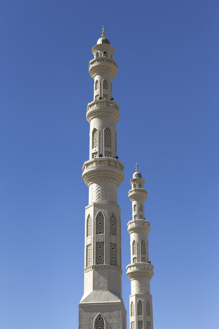 Ägypten, Hurghada, zwei Minarette der El Mina Moschee vor blauem Himmel, lizenzfreies Stockfoto