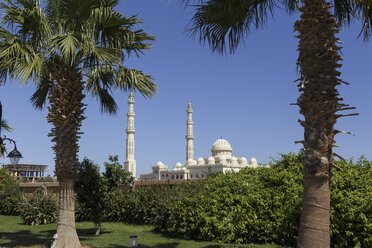 Ägypten, Hurghada, Blick auf die El Mina Moschee vom neuen Jachthafen - STDF000096