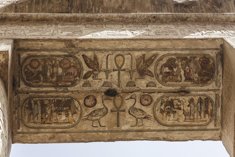 Ägypten, Luxor, Hieroglyphen im Karnak-Tempel, lizenzfreies Stockfoto