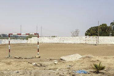 Ägypten, Luxor, Blick auf leeres Fußballfeld - STDF000112
