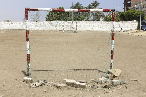 Ägypten, Luxor, Blick auf ein Tor auf einem leeren Fußballplatz - STDF000087