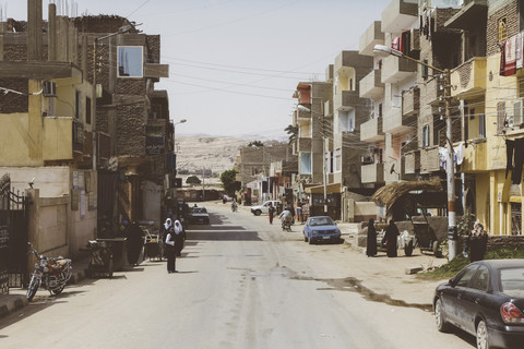 Ägypten, Hurghada, Straße mit Mehrfamilienhäusern, lizenzfreies Stockfoto