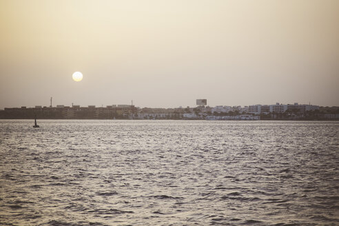 Ägypten, Hurghada, Blick auf die Stadt vom Meer aus in der Dämmerung - STDF000108