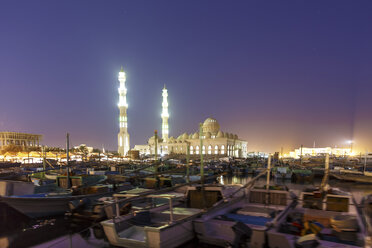 Ägypten, Hurghada, Blick auf die El Mina Moschee in der Abenddämmerung - STDF000109