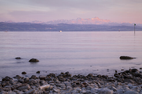 Deutschland, Baden-Württemberg, Friedrichshafen, Blick auf den Bodensee vor den Alpen - WIF000642