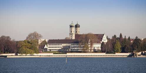 Germany, Baden-Wuerttemberg, Friedrichshafen, view to castle and castle church - WI000646