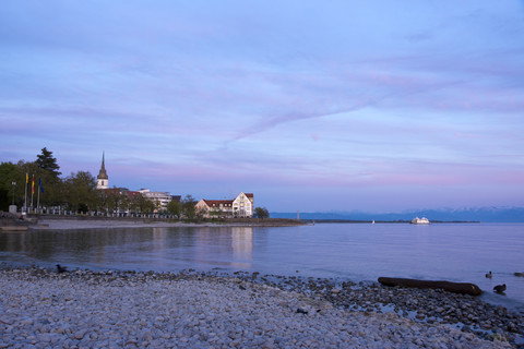 Deutschland, Baden-Württemberg, Friedrichshafen, Ufer des Bodensees in der Abenddämmerung, lizenzfreies Stockfoto